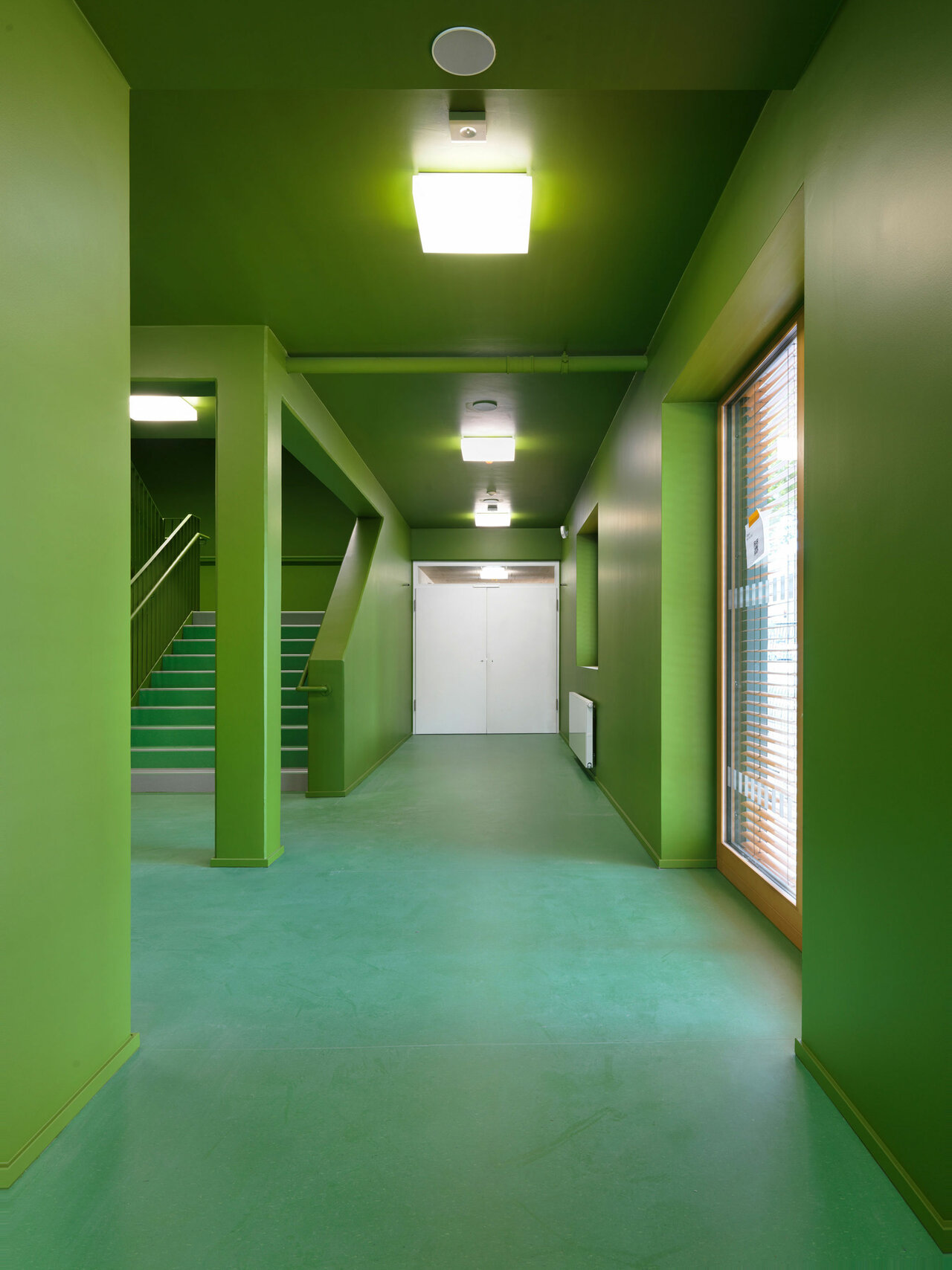 Innenaufnahme grüner Korridor Schulbau Barnet-Licht-Platz Leipzig