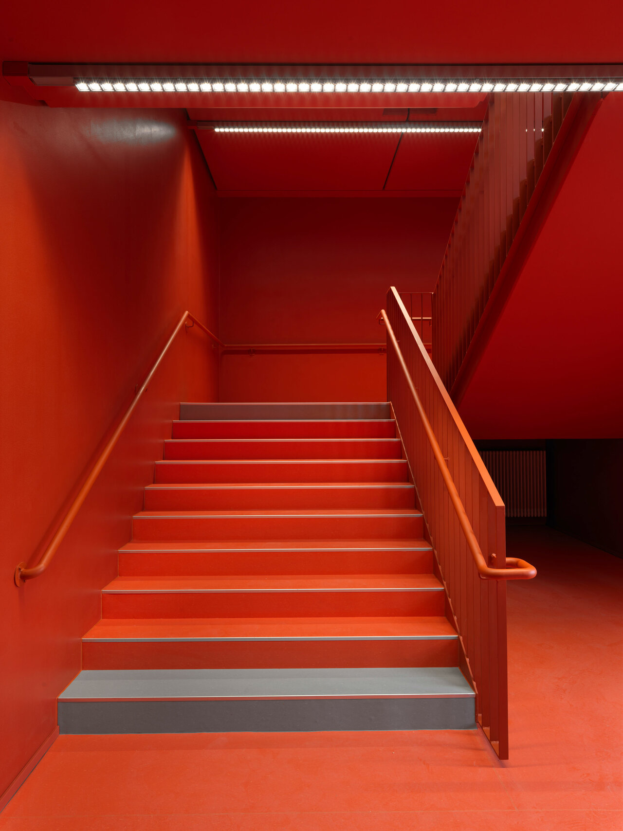 Roter Treppenaufgang Schulbau Barnet-Licht-Platz Leipzig