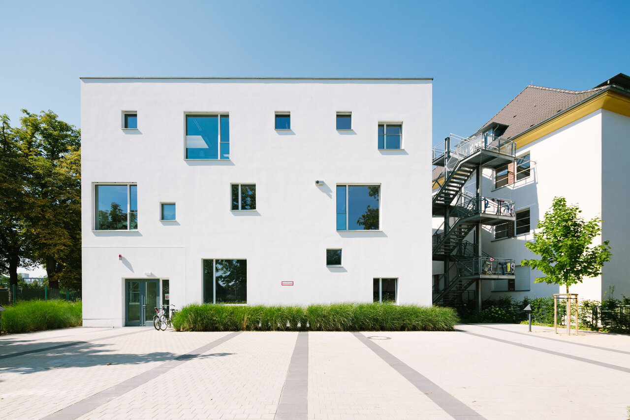 Frontalansicht Ateliergebäude Neuruppin mit Vorplatz