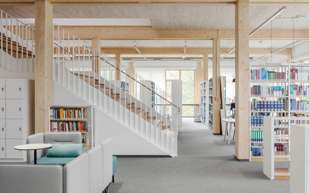 Innenaufnahme Bibliothek mit Treppe Campuserweiterung Witten-Herdecke