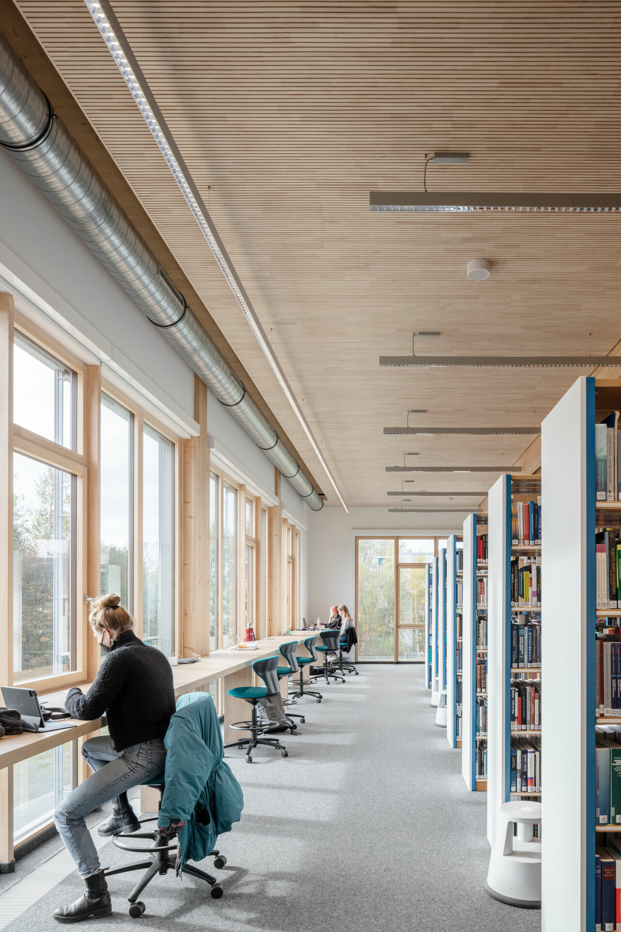 Innenaufnahme Bibliothek Arbeitsplätze Campuserweiterung Witten-Herdecke