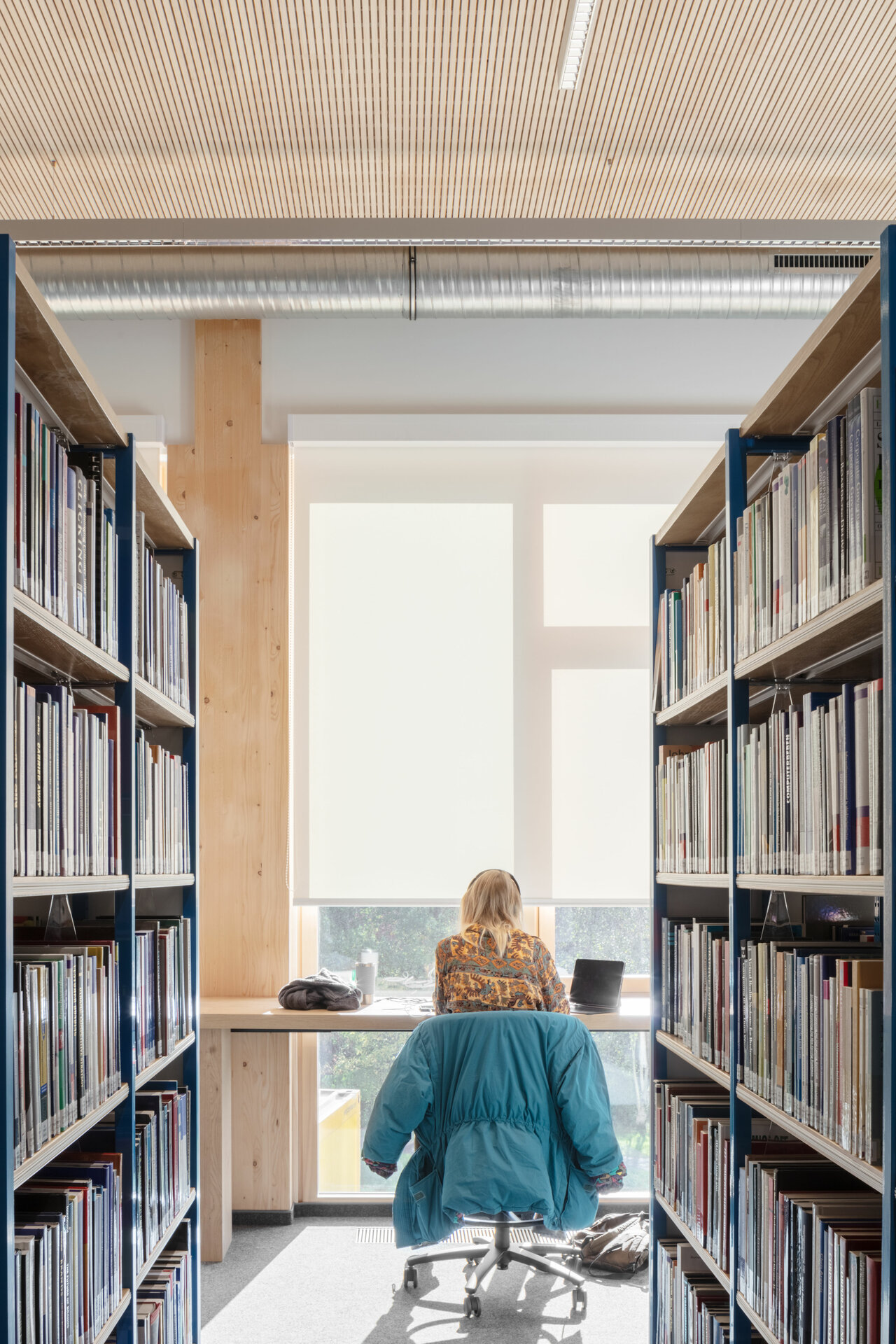 Innenaufnahme Studierende in Bibliothek Campuserweiterung Witten-Herdecke
